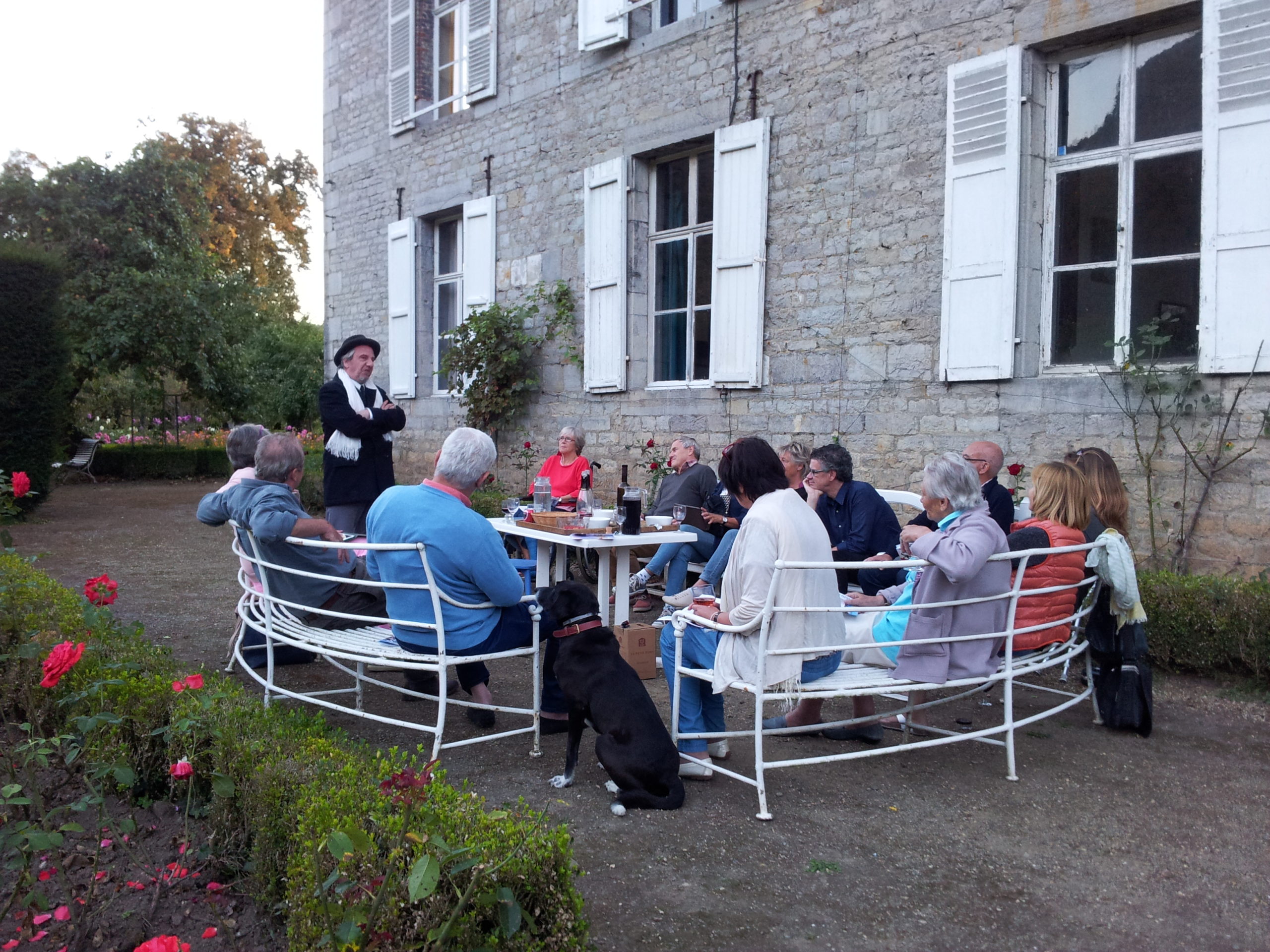 Ambiance chaleureuse d'un spectacle de théâtre dans un salon.